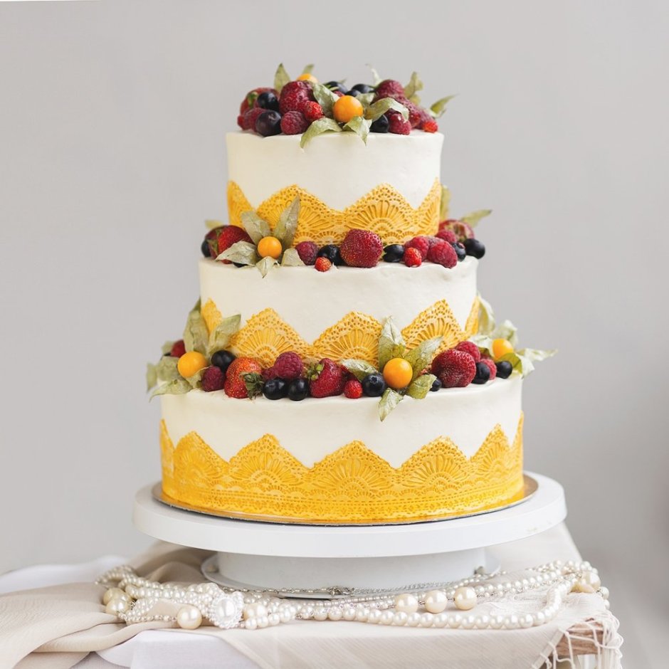 Украшение свадебного торта фруктами