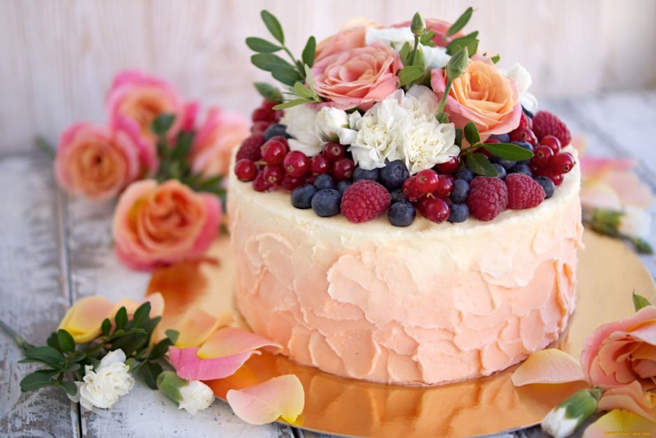 Свадебный торт с фруктами и цветами