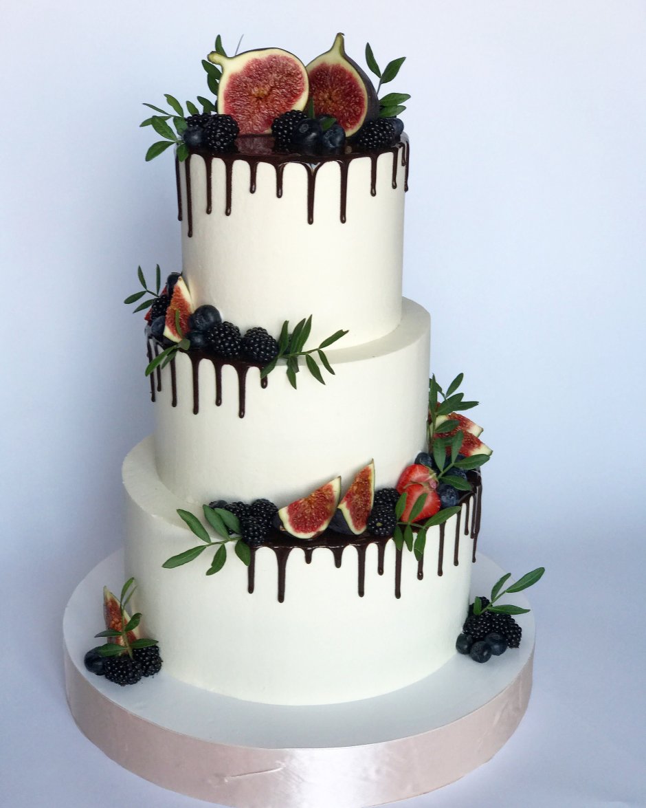 2 Ярусный торт с ягодами и шоколадными подтеками и фруктами