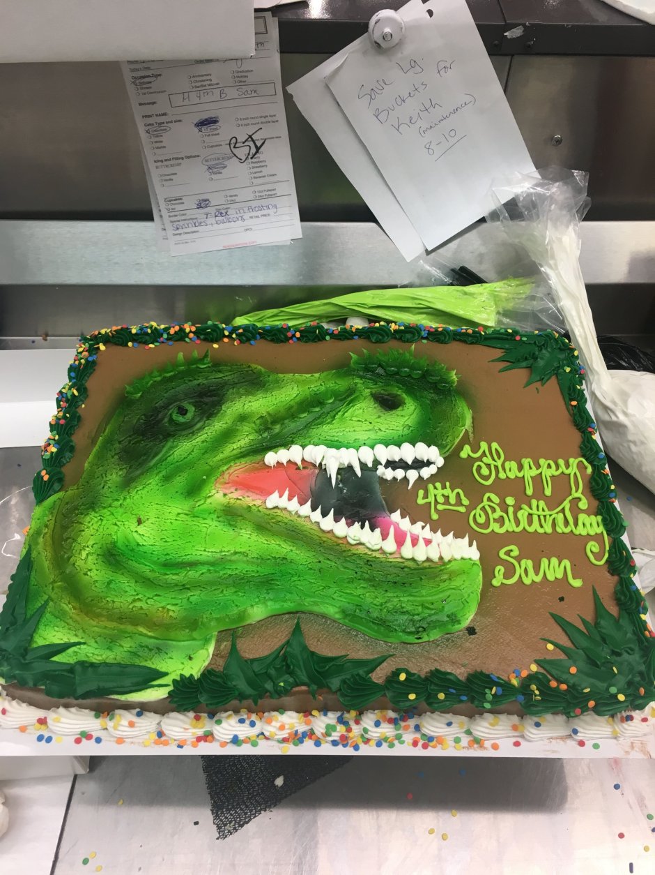 Торт в форме динозавра