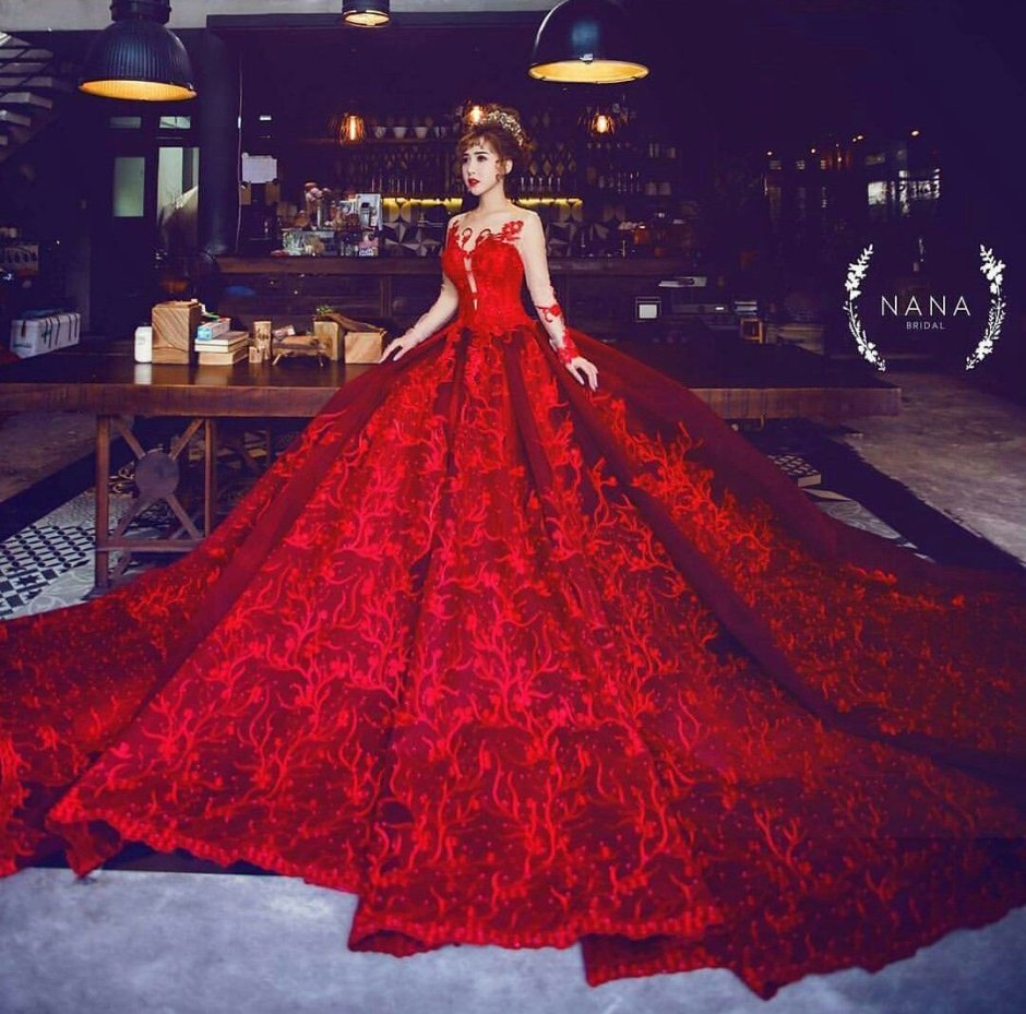 Красное пышное платье
