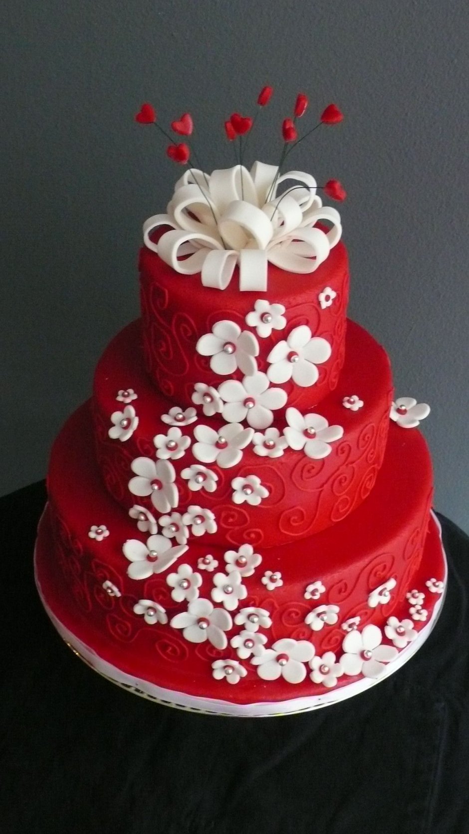 Торт с красными цветами
