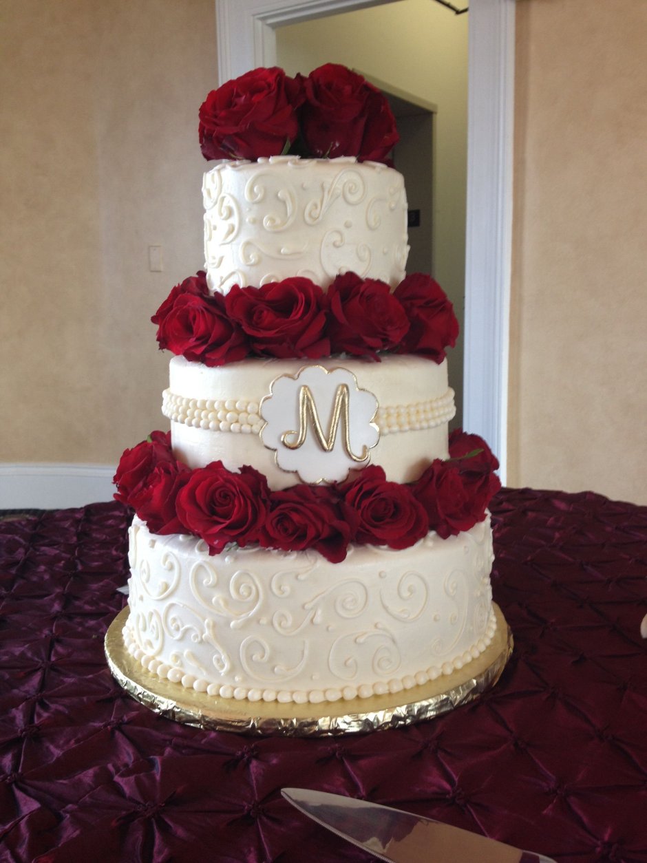 Свадебный торт с красными элементами
