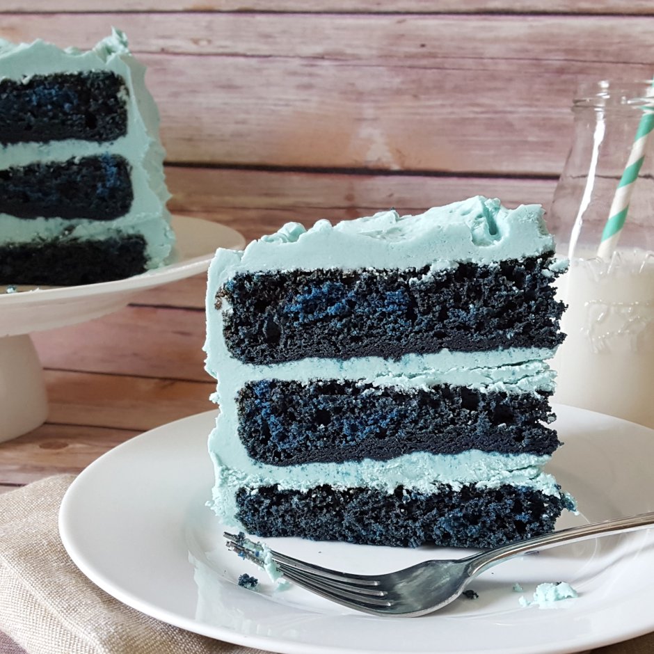 Торт на синем фоне