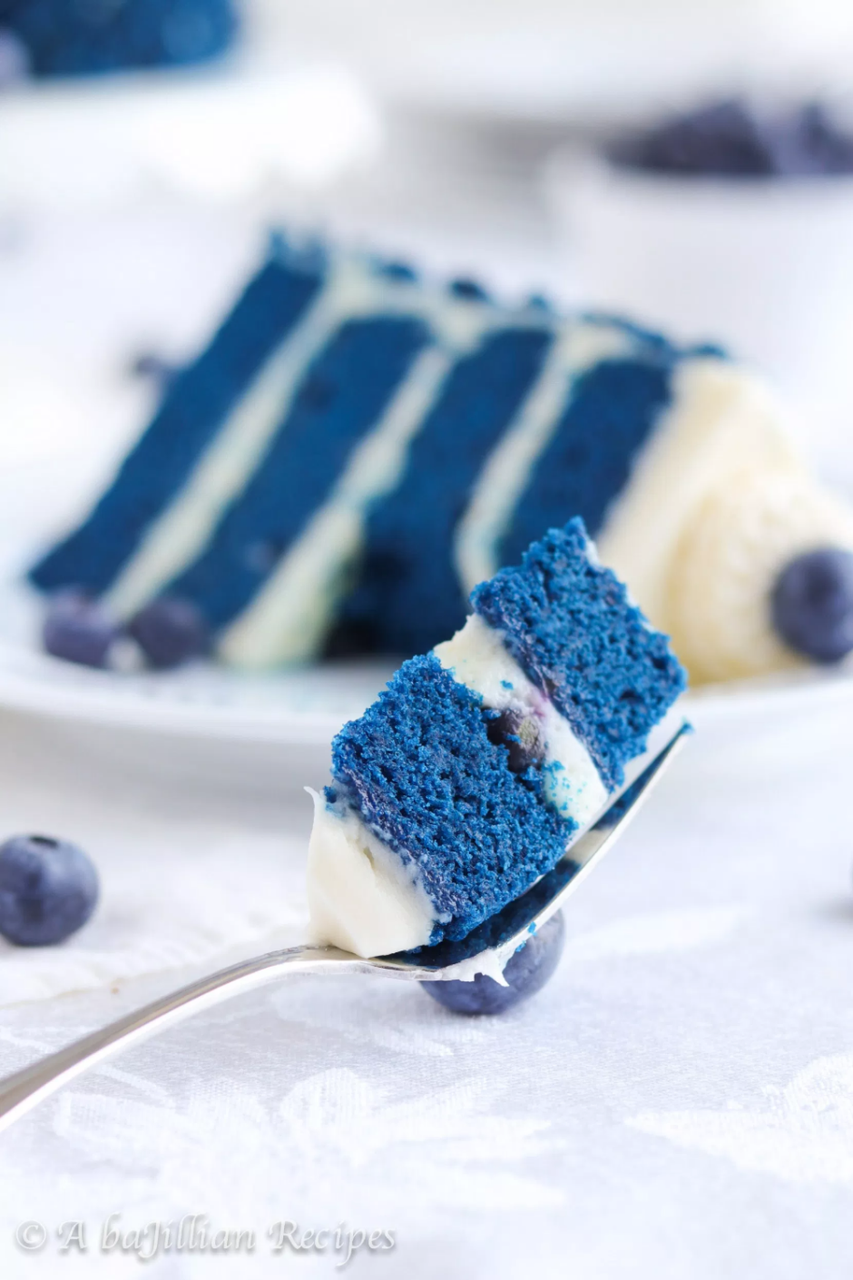 Голубой торт с голубикой