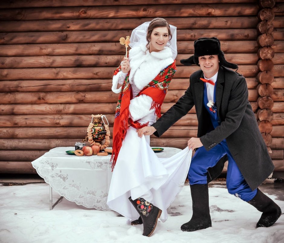 Парень и девушка в русских народных костюмах