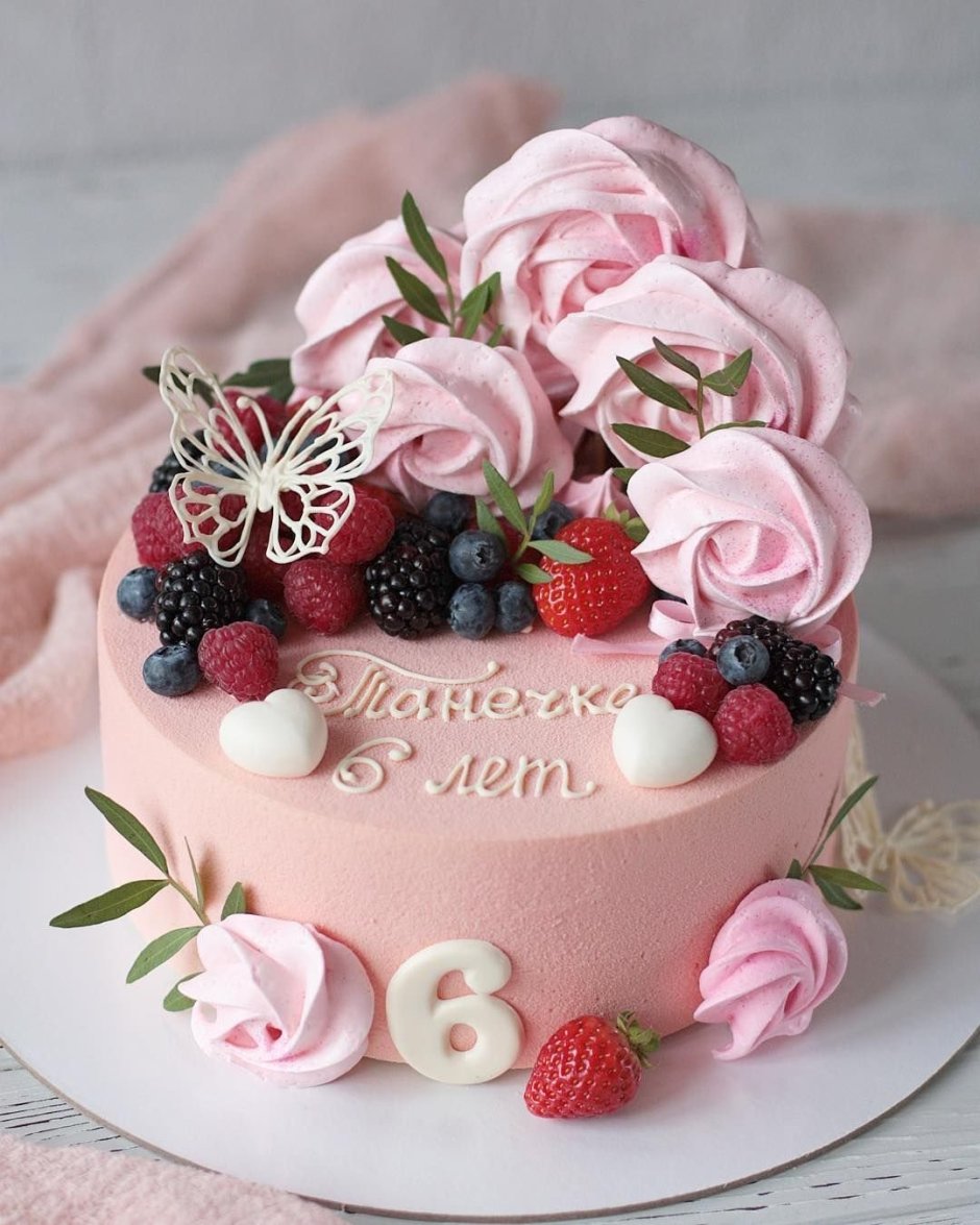 Торт с меренгой и ягодами