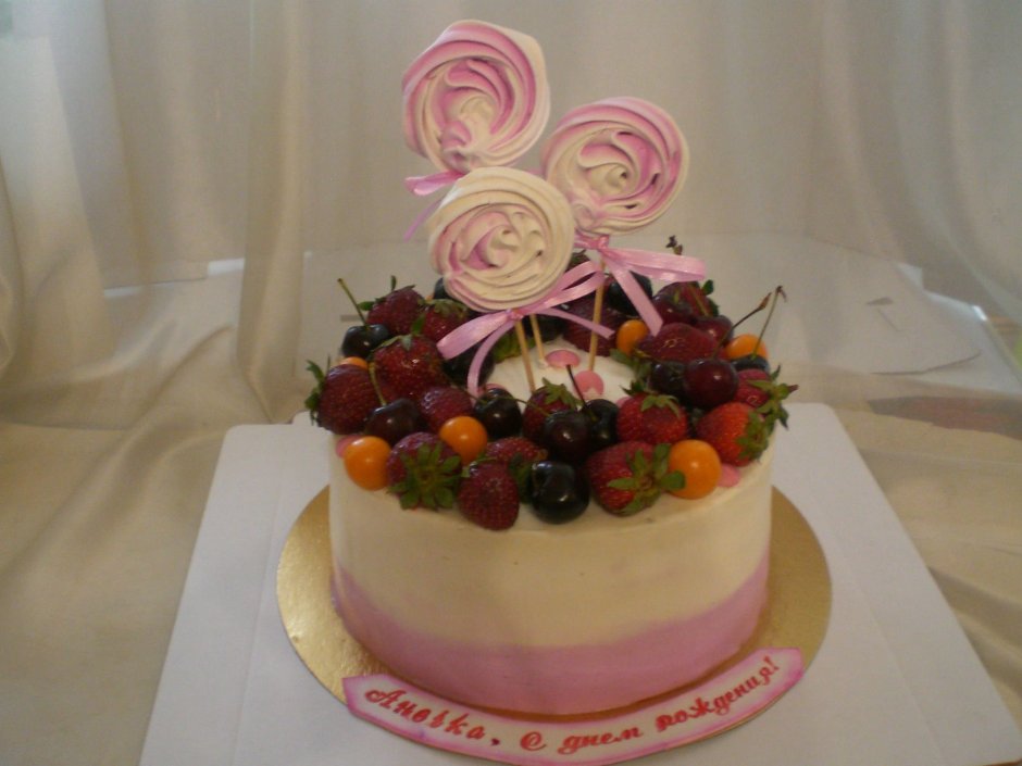 Декор торта меренгой и ягодами