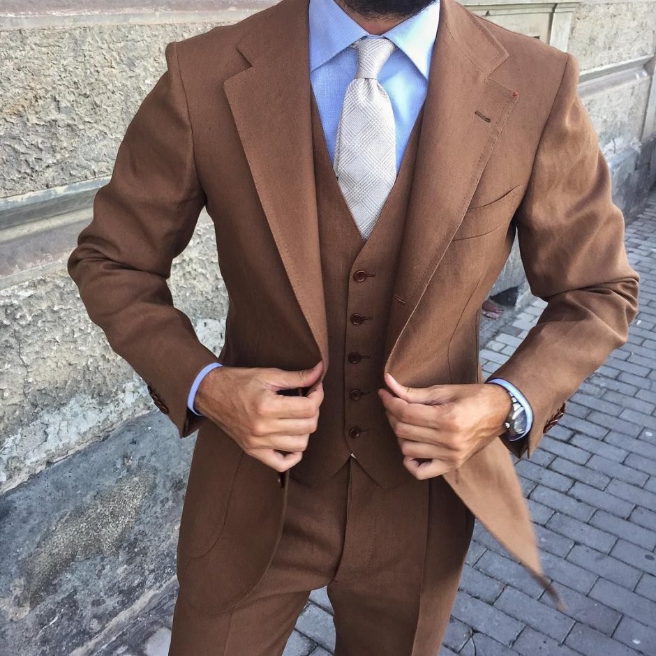 Мужчина в коричневом костюме