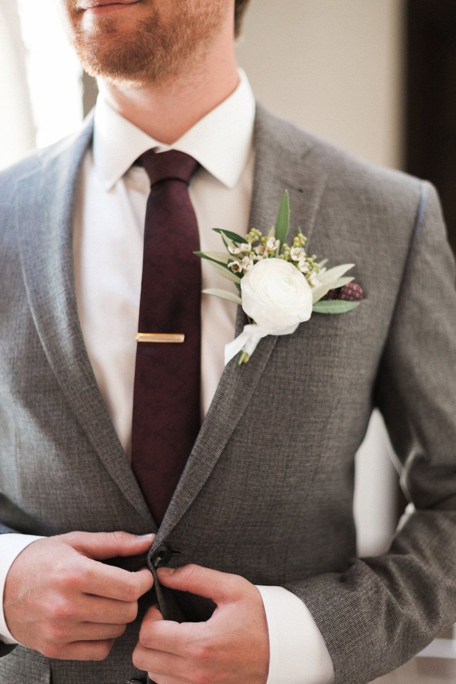 Костюм для жениха и золотой галстук