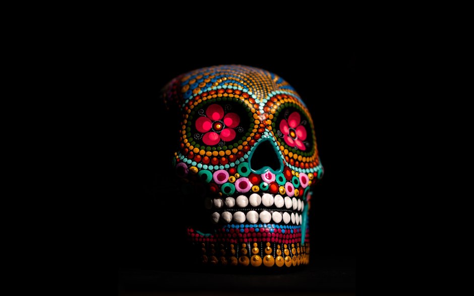 Черепа глиняные украшения в день мёртвых в Мексике