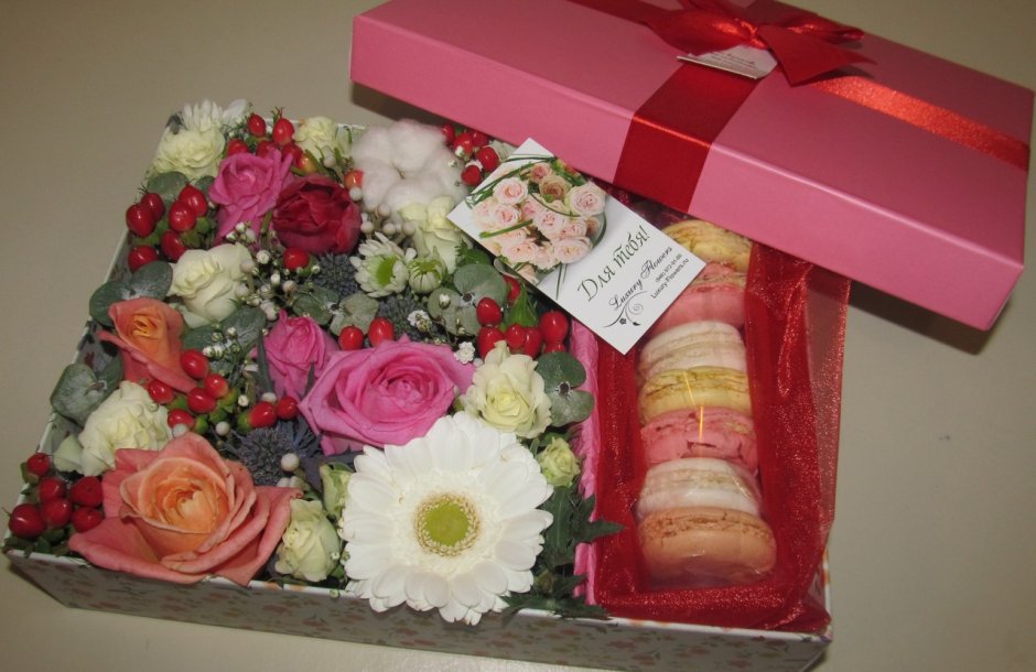 Букет цветов в коробке на столе