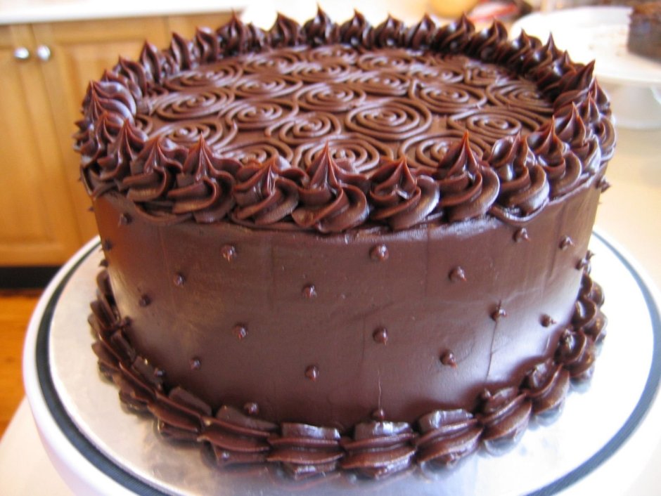 Красивое украшение шоколадного торта