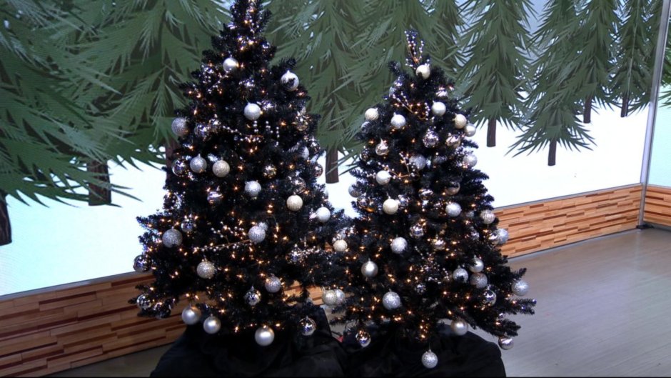 Новогодняя елка с черными шарами
