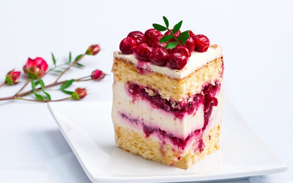 Медовый торт с кремом чиз и ягодами