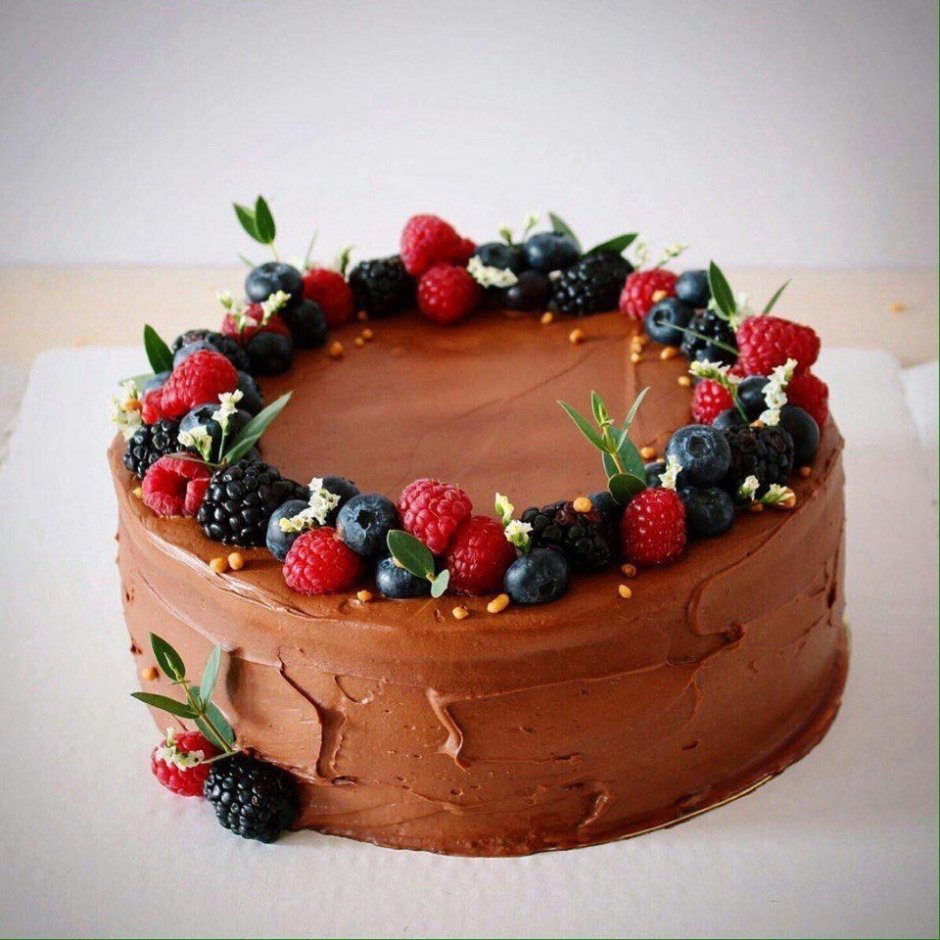 Украшение торта ягодами и шоколадом