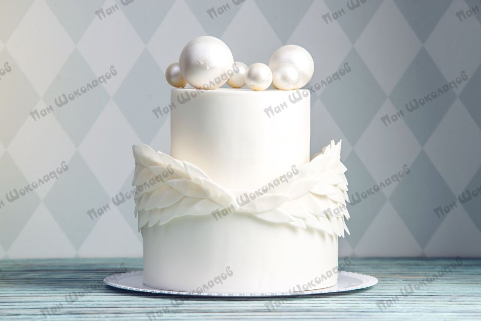 Белый торт с шарами из шоколада