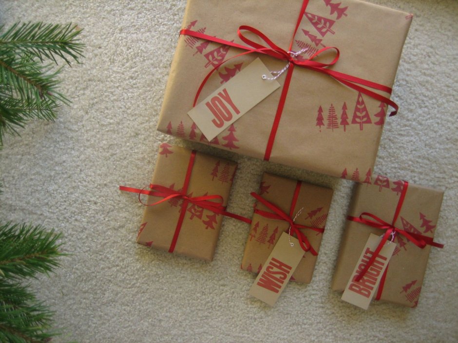 Новогодняя упаковка крафт бумагой с лентами
