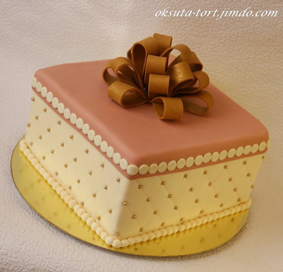 Торт в виде шкатулки с цветами