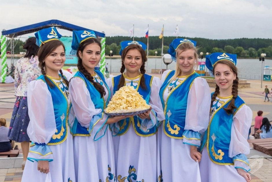 Татарская семья за столом