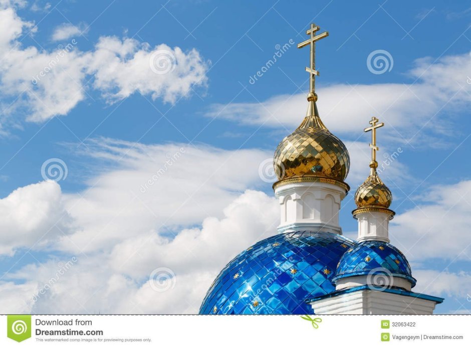 Купола церкви на фоне неба