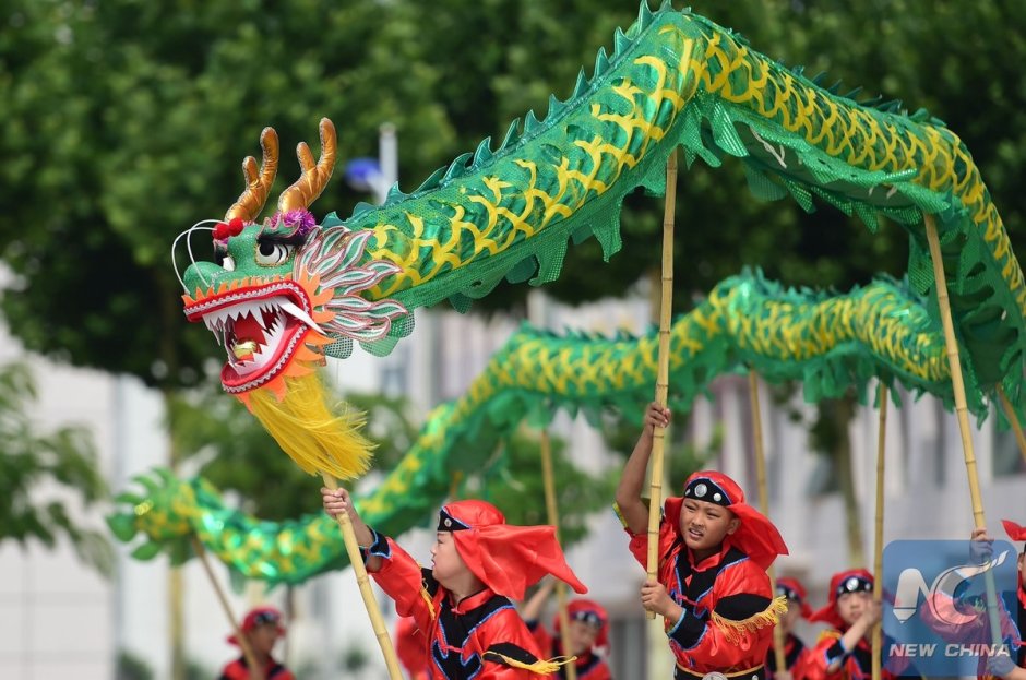 Китайский бумажный дракон на праздниках