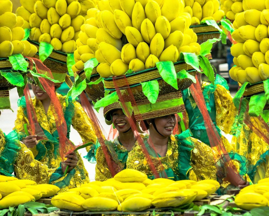 Фестиваль бананов на Филиппинах дети в костюмах