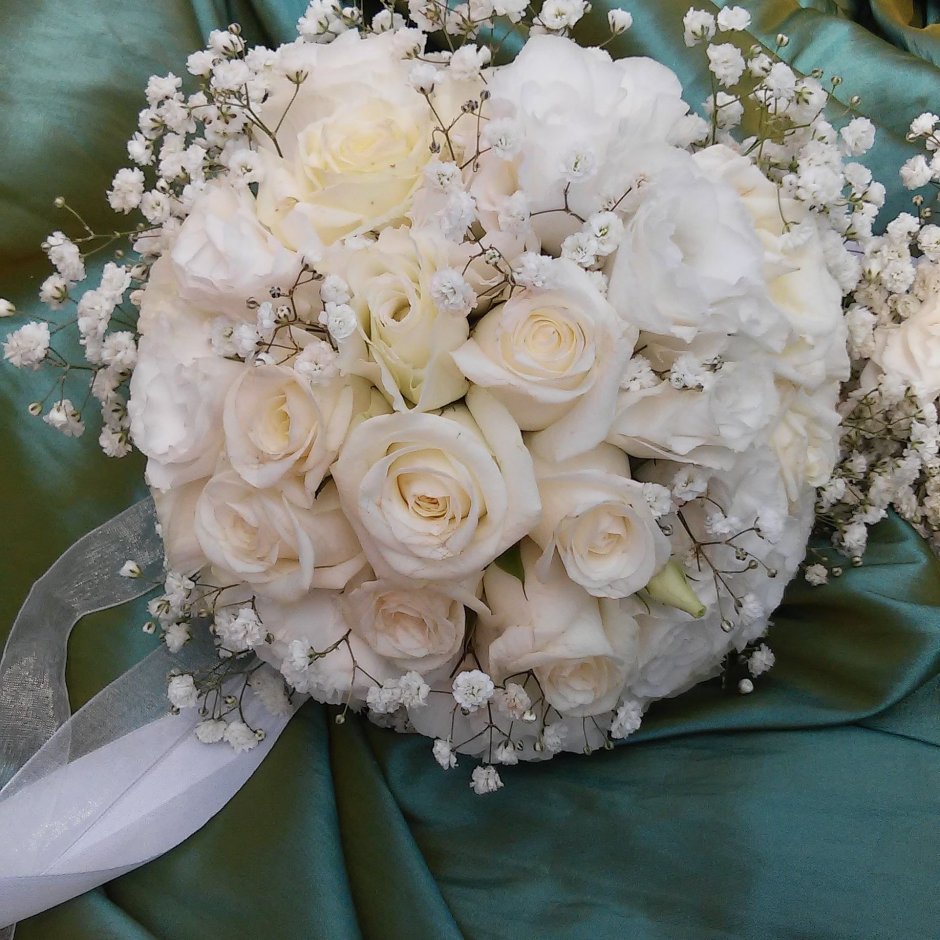 Белые розы с гипсофилой букет