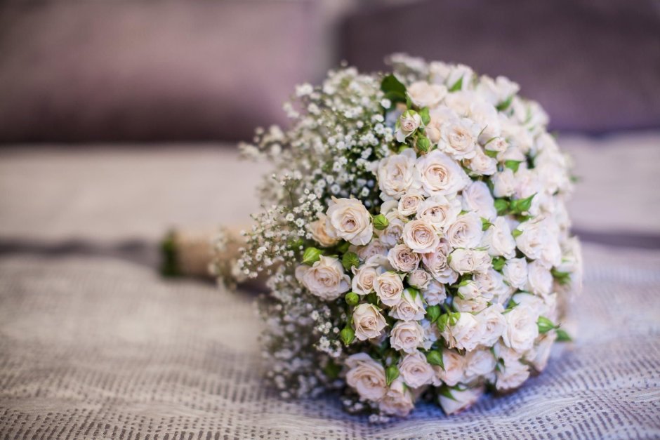 Букет невесты из 5 роз с гипсофилой