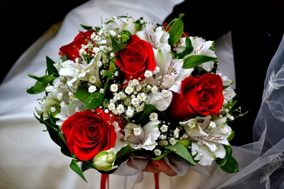 Букет невесты из красных роз и гипсофилы