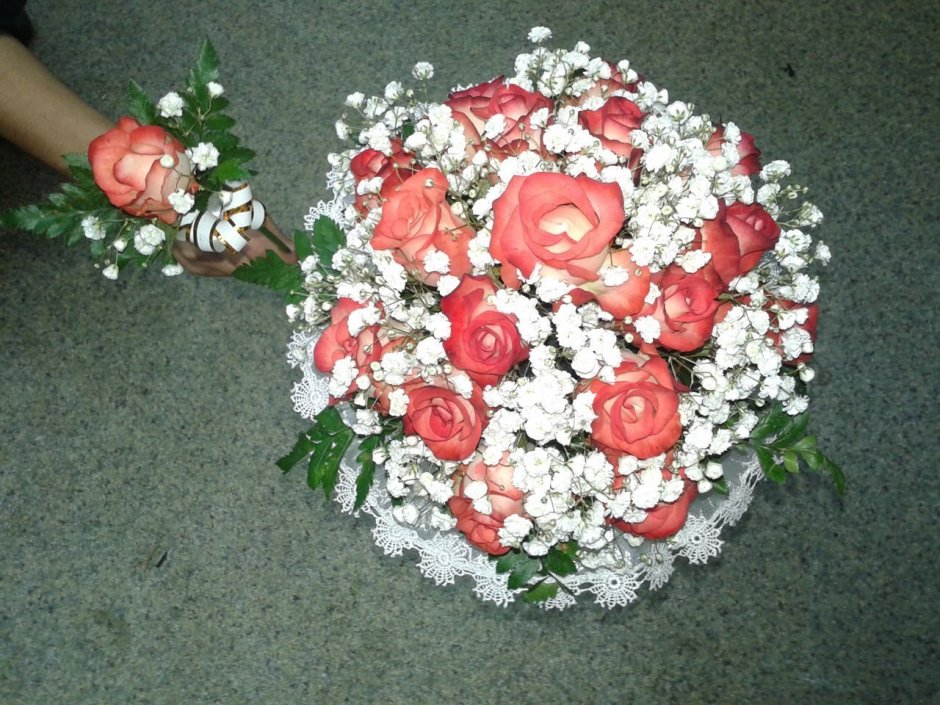 Букет невесты розы и гипсофила