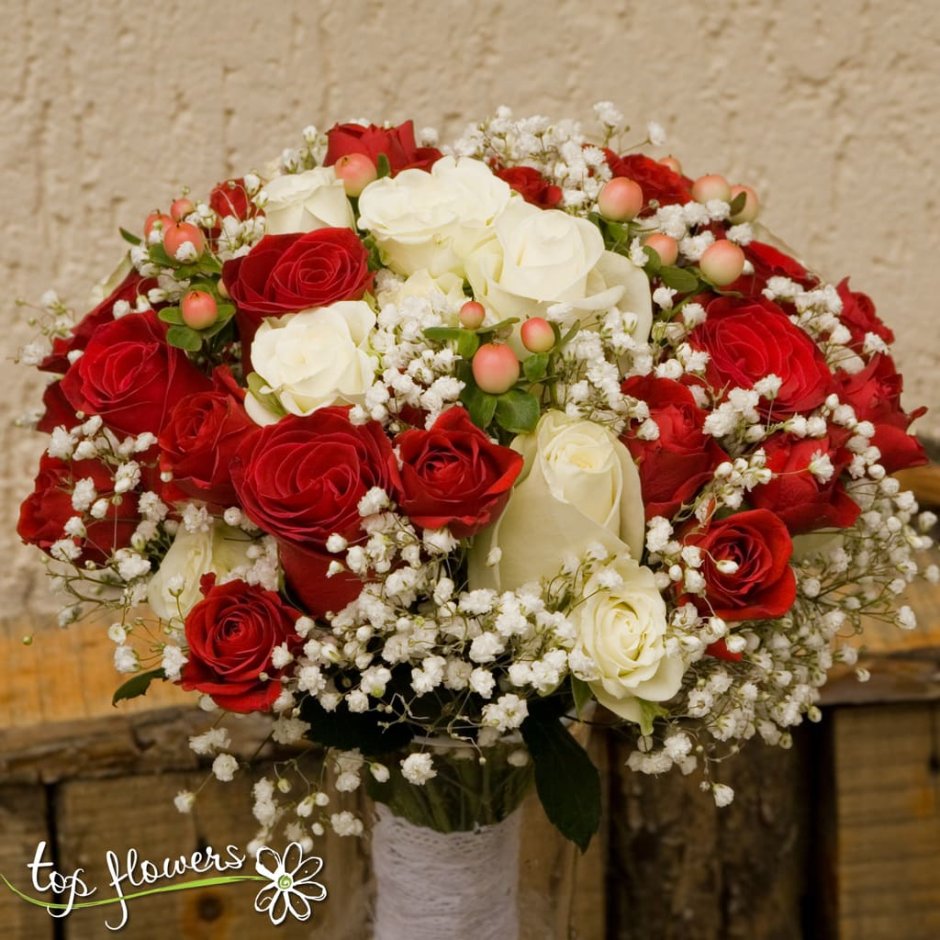 Букет невесты из красных роз и гипсофилы