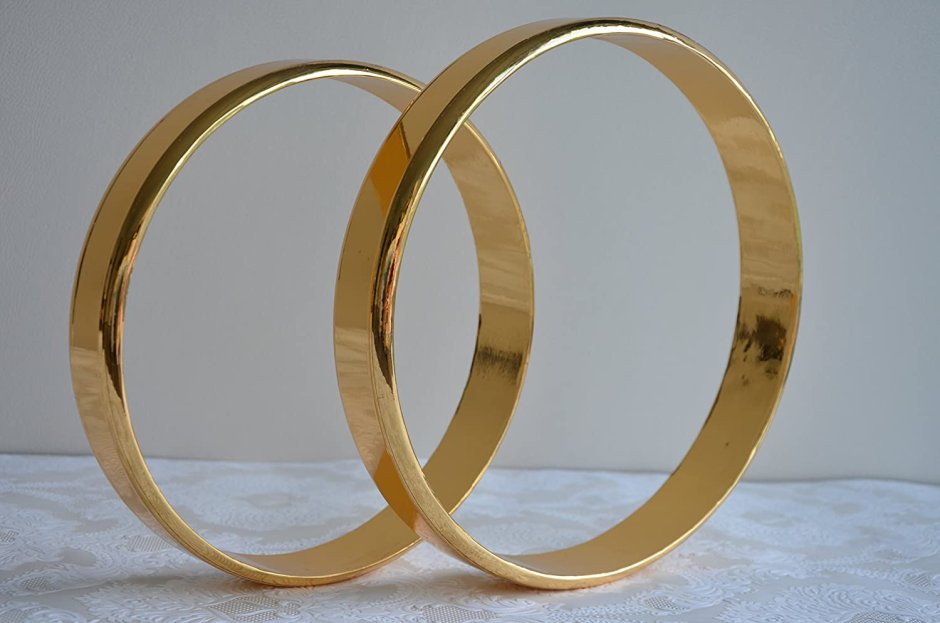 Обручальные кольца с тремя камнями