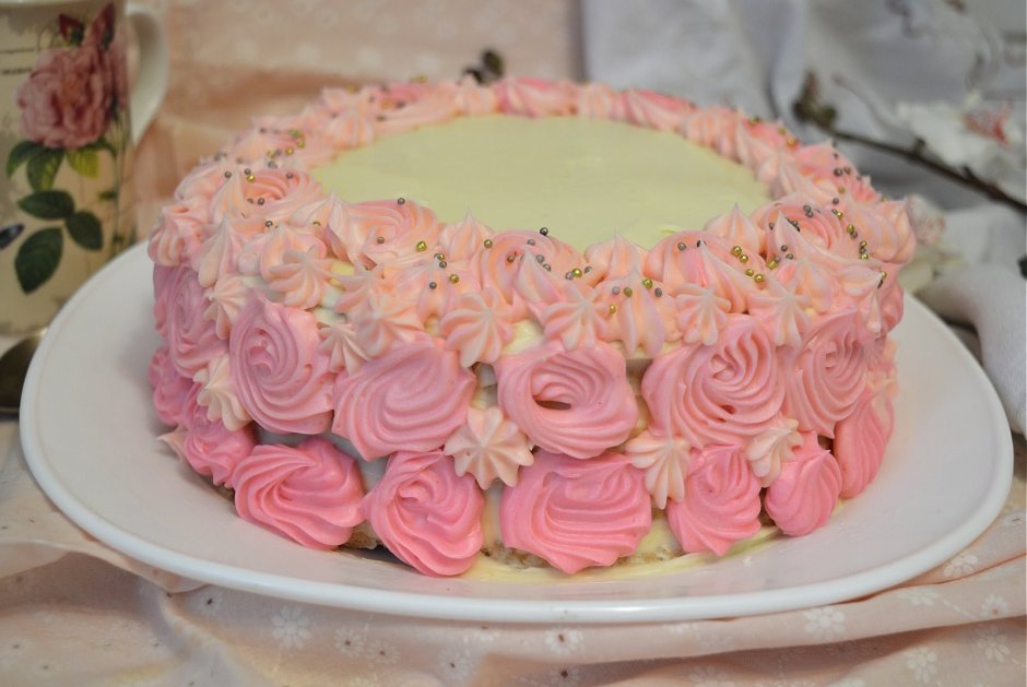 Бисквитный торт с розочками