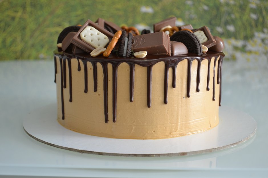 Украшение торта малиной и шоколадом