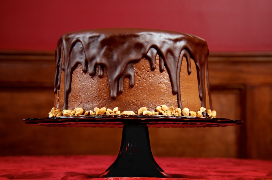Шоколадный торт на тарелке