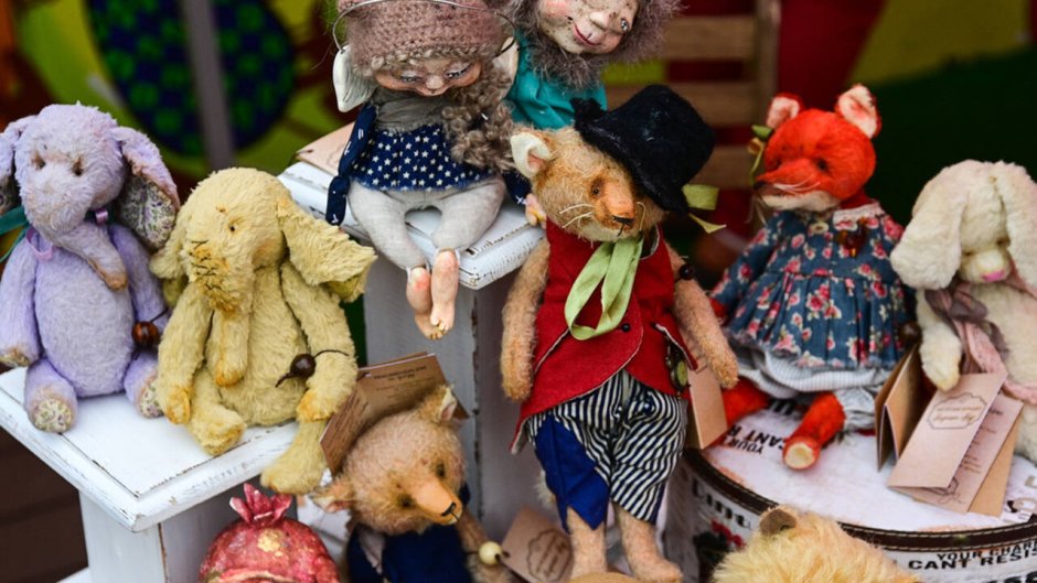 Выставка кукол на улице