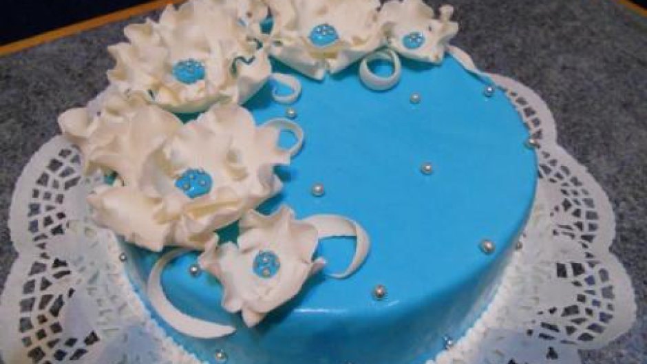 Голубой торт с жемчугом