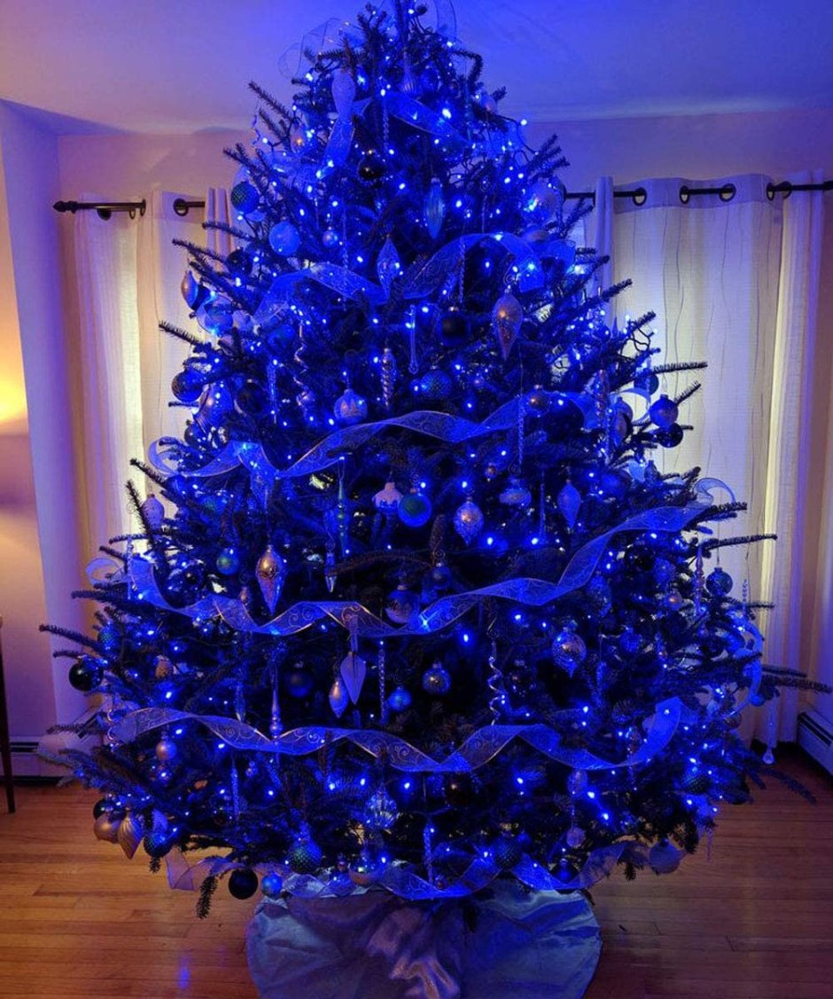 Синяя гирлянда на елке