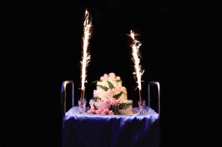 Свадебный торт с огнями