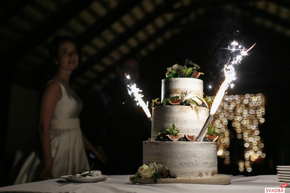 Свадебный торт с холодным фонтаном