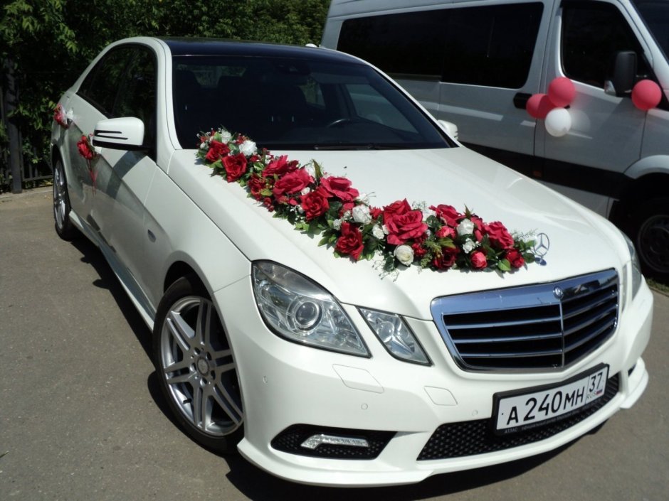 Машина белая красивая Свадебная