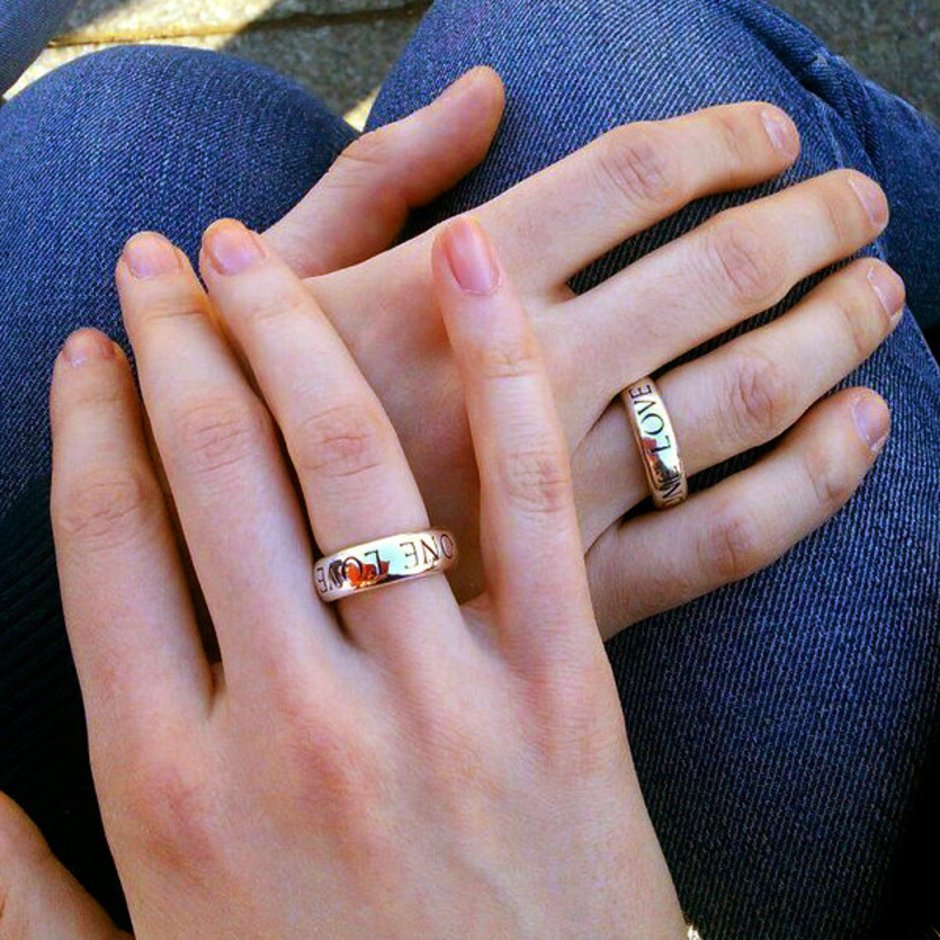 Серебряное обручальное кольцо на пальце