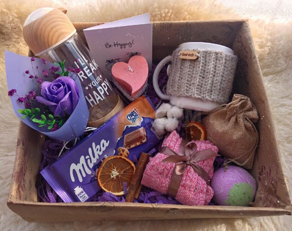 Коробка с цветами и шоколадными буквами