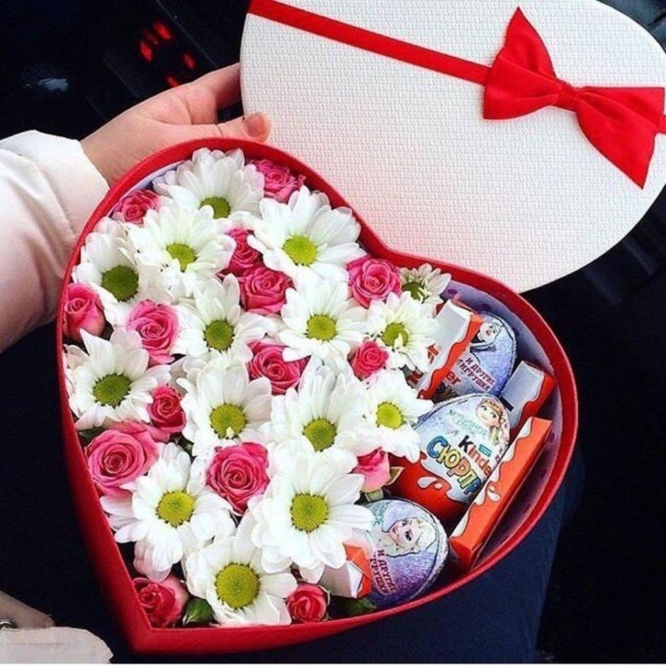 Коробочки с цветами и шоколадными буквами