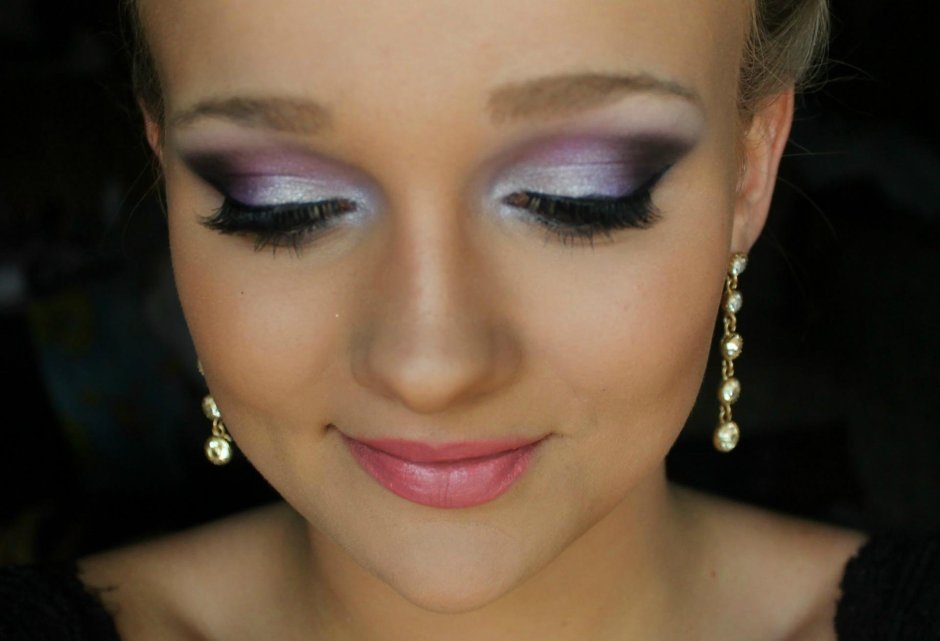 Вечерний макияж под фиолетовое платье