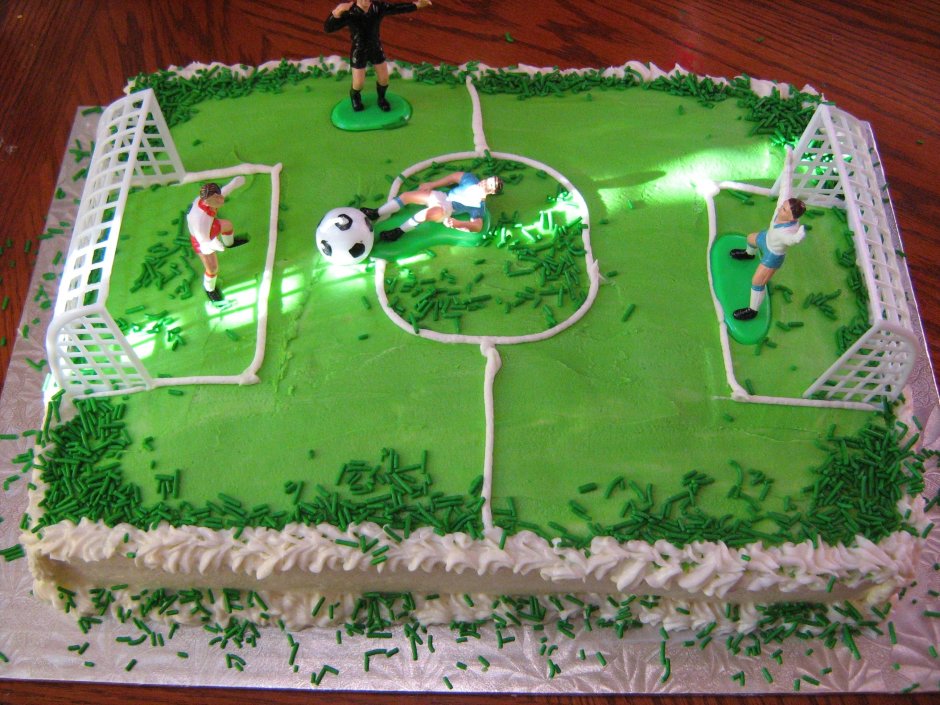 Белый торт футбольная тема