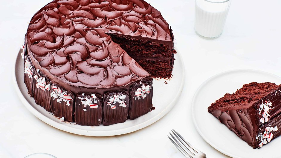 Кусок шоколадного с орехами торта