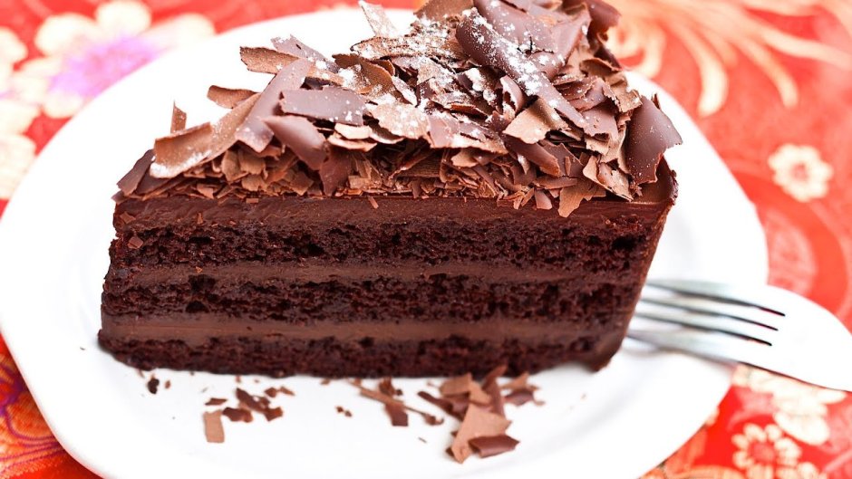 Шоколадный кекс на темном фоне
