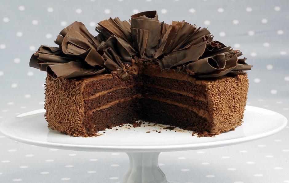 Шоколадный тортик на белом фоне